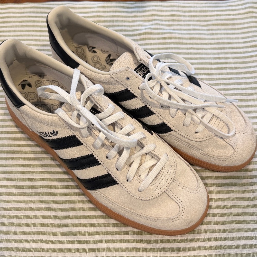 Adidas Handball Spezial in Aluminum/Core Black/Cloud White - GUC